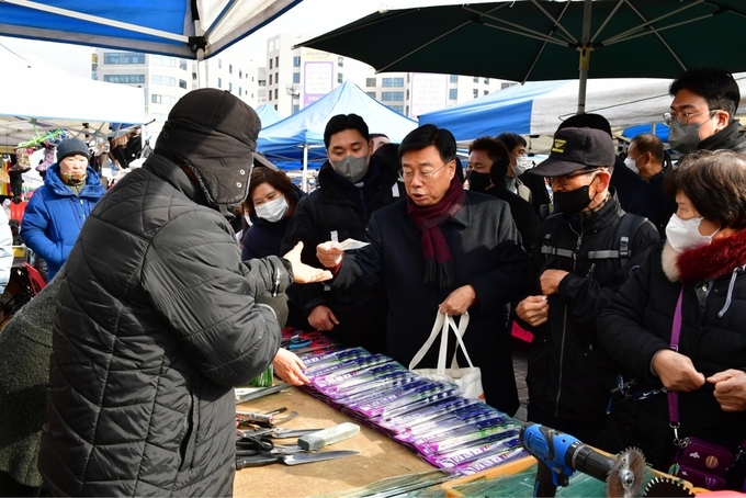 모란 전통5일장을 찾은 신상진 시장이 물건을 구입하고 있다. (사진=성남시 제공)