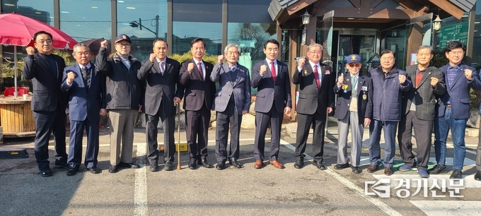 백영현 포천시장이 보훈단체 회장들과 기념촬영하고 있다. (사진=문석완 기자)