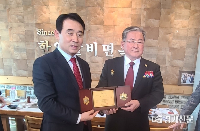 백영현 포천시장이&nbsp;보훈단체 연합회 회장에서 퇴임하는 이광호 무공수훈자회 회장에게 공로패를 수여하고 있다. (사진=문석완 기자)