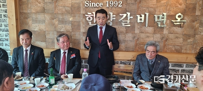 백영현 포천시장이 인사말을 하고 있다. 왼쪽부터 최춘식 국회의원,&nbsp;이광호 무공수훈자회 회장(퇴임 회장), 백영현 포천시장,&nbsp;최태성 고엽제 전우회 회장(신임회장). (사진=문석완 기자)