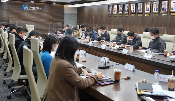 경기주택도시공사는 19일 지속 가능 경영을 위한 경영혁신추진단(TFT)을 발족하고 킥오프 미팅을 개최했다고 밝혔다. (사진=경기주택도시공사 제공)