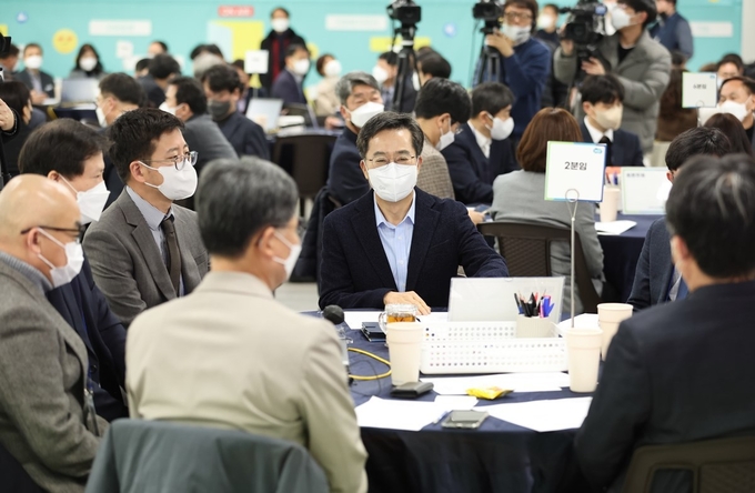 지난 12일 오전 경기도청 다목적홀에서 열린 2023 경기 TED 과장급 워크숍에서 김동연 경기도지사가 참가자들과 대화하고 있다. (사진=경기도 제공)