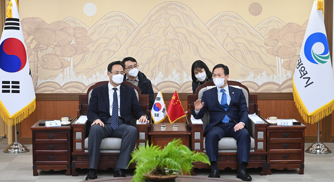 박덕수 인천시 행정부시장이 19일 시청 대접견실에서 양빙 톈진시 부시장을 접견하고 있다. ( 사진 = 인천시 제공 )