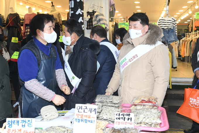 백경현 시장이 구리전통시장에서 상인들을 격려하면서 장을 보고 있다.(사진=구리시 제공)