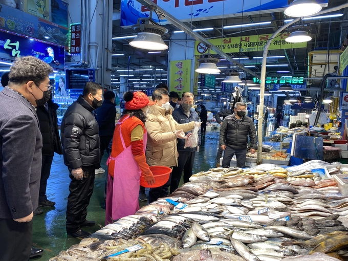 백경현 구리시장이 구리농수산물도매시장에서 수산물을 구입하고 있다.(사진=구리시 제공)