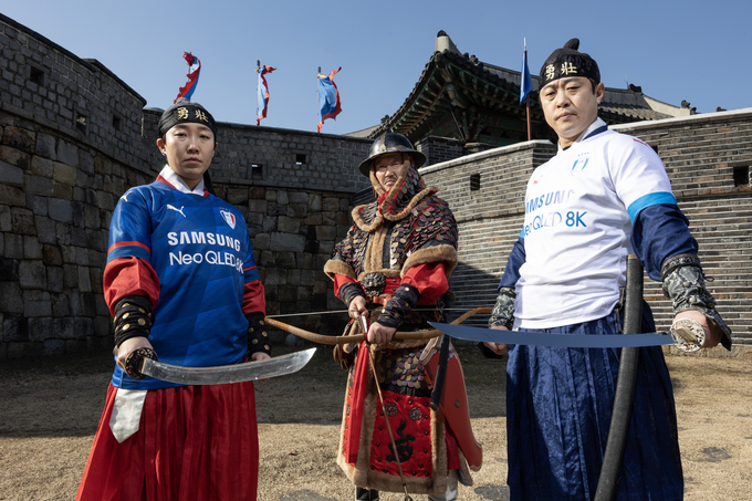 프로축구 수원 삼성이 2023시즌 유니폼을 공개했다. 수원 유니폼을 입고 있는 수원시립공연단 무예24기 시범단 모습. (사진=수원 삼성 제공)
