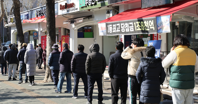 로또를 사려고 줄을 서 있는 시민들 (사진=연합뉴스/자료사진)
