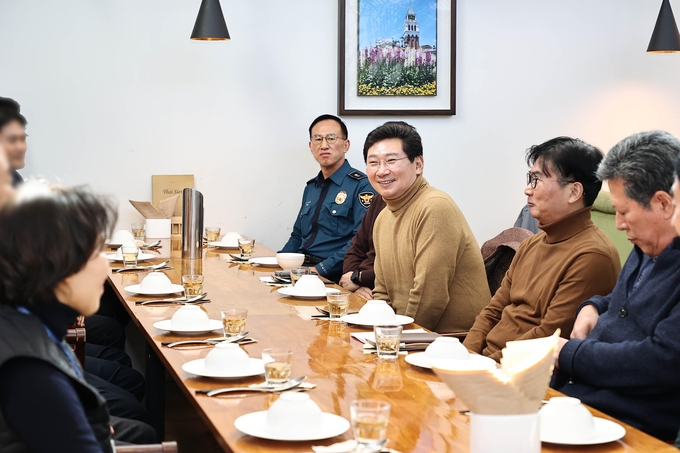 용인특례시는 이상일 시장이 설 명절 연휴를 하루 앞둔 지난 20일 포곡읍과 모현읍 유관기관장들을 만나 지역 현안을 논의했다.(사진=용인시 제공)