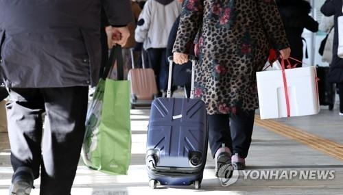 설 연휴 마지막 날인 24일 오전 귀경객들이 서울고속버스터미널에 도착해 이동하고 있다. (사진=연합뉴스)