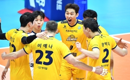 24일 의정부체육관에서 열린 도드람 2022~2023 V리그 남자부 정규리그 의정부 KB손해보험과 인천 대한항공의 경기에서 승리한 KB손보 선수들이 기쁨을 나누고 있다. (사진=한국배구연맹 제공)