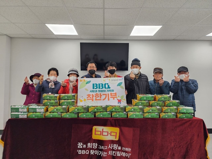 BBQ가 치킨대학 착한기부를 통해 이천 청미노인복지관에 치킨을 기부하고 있다. (사진=제너시스BBQ 제공)