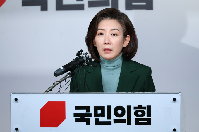 국민의힘 나경원 전 의원이 25일 오전 서울 여의도 국민의힘 당사에서 기자회견을 열어 전당대회 불출마를 선언하고 있다. 