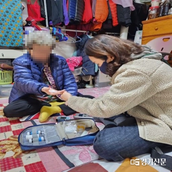 남양주보건소는 겨울철 한파로 어려움을 겪고 있는 독거노인, 만성질환자 등 건강 취약계층을 대상으로 한파 대비 건강관리 서비스를 제공하고 있다. 사진은 남양주보건소 방문 간호사가 취약계층 가정을 방문해 혈압, 혈당 등을 측정하고 있는 모습. (사진=남양주시 제공)