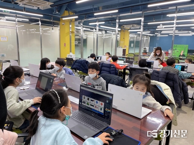 구리시 인창도서관의 '꿈꾸는 공작소'에서 방학을 이용해 어린이들이 착한디자인 퍼즐 교육을 받고 있다. (사진=구리시 제공)