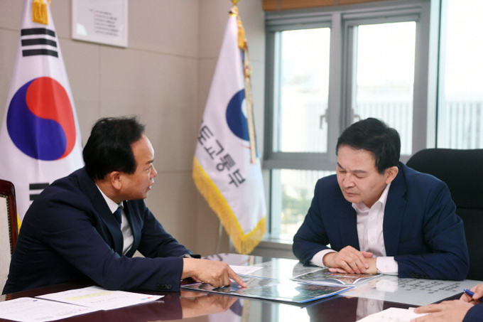 이권재 오산시장이 원희룡 건설교통부 장관을 만나 세교2지구 광역교통 개선 대책을 적극요구하고 있다.(사진=오산시 제공)