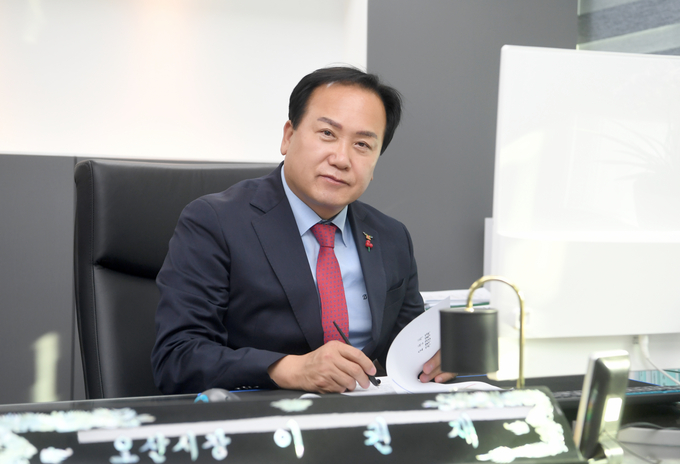 이권재 오산시장은 집무실에서 오산발전 계획 실천을 위해 오늘도 최선을 다해 노력하고 있다.(사진=오산시 제공)