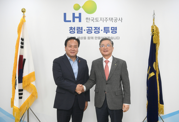이권재 시장은 LH 이한준 사장 만나교통문제 해결을 위해 적극 행보에 나서고 있다.(사진=오산시 제공)