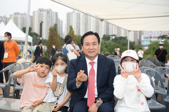 이권재 오산시장이 아이들과 함께 독산성 축제를 즐기고 있다.(사진=오산시 제공)