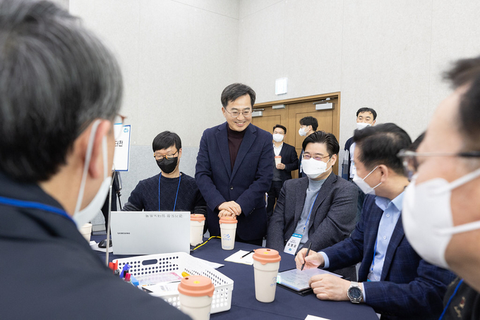 지난 6일 오후 경기도청 다목적홀에서 열린 2023 기회경기 워크숍에서 김동연 경기도지사가 참석자들과 인사를 하고 있다. (사진=경기도 제공)