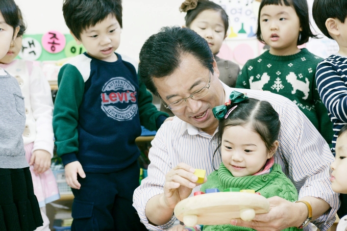 이현재시장이 어린집을 찾아 즐거운 놀이를 하고 있다.(사진=하남시 제공)