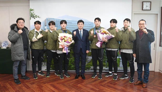 광주시청 볼링팀 감독과 선수들이, 제26회 아시아 볼링 선수권 대회에서 메달을 획득해 방세환시장과 함께 봉납식을 하고 있다 (사진=광주시 제공)
