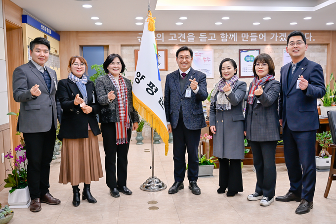 전진선 양평군수는 지난 25일 집무실에서 집행부와 양평군의회 간 소통 협력 강화를 위한 소통간담회를 진행했다.(사진=양평군 제공) 