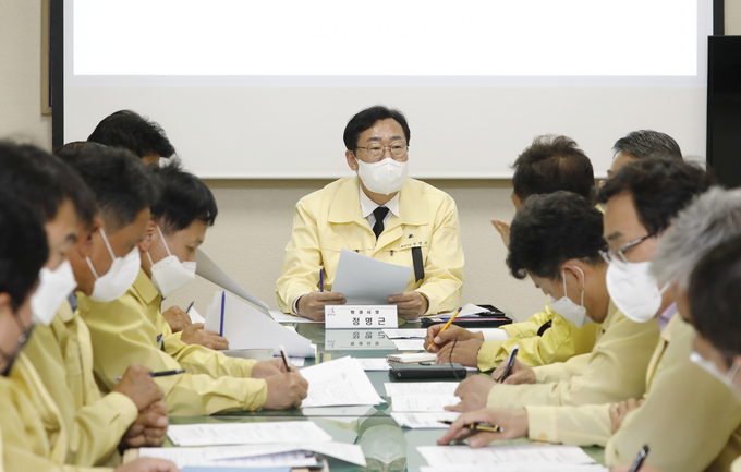 정명근 화성시장이 최근 급등한 난방비와 관련, 겨울철 차상위계층의 난방비 지원 사업을 추진하기 위한 긴급 대책회의를 가졌다.(사진=화성시 제공)