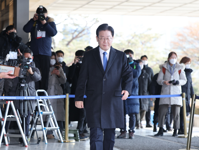  이재명 더불어민주당 대표가 대장동 개발 비리 수사를 조사받기 위해 서울중앙지검에 출석하고 있다. (사진=연합뉴스 제공)