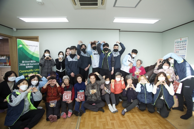 프로축구 안산 그리너스FC가 지난 27일 ‘골 때리는 그린널스’ 선수단과 함께 안산시 대부도 내 노인회관을 방문, 어르신들을 위한 봉사활동을 진행했다. (사진=안산 그리너스FC 제공)