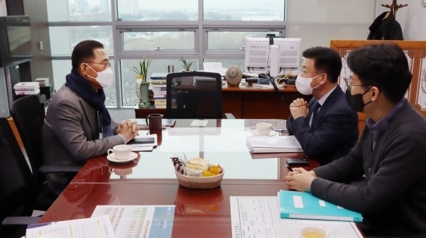김주영 국회의원이 기획재정부 재정관리국과 현안 간담회를 갖고 있다.(사진=김주영 국회의원실 제공)<br>
