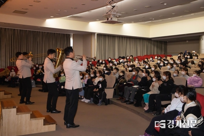 남양주 평내도서관에서 28일 열린 '2023 열두달 도서관 여행'의 첫 공연 '조이브라스 뮤지컬 '이 연주되고 있다.(사진=남양주시 제공) 