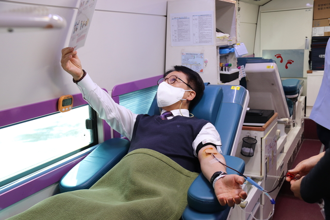 용인도시공사는 올 한 해 격월로 헌혈봉사를 진행하기로 대한적십자사와 약속하고 지난 27일 첫 번째 헌혈 봉사를 실시했다.(사진=용이도시공사 제공)