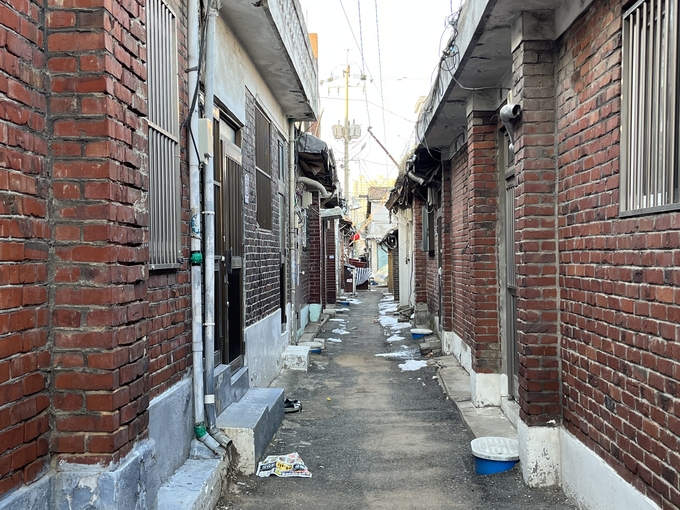 인천시 부평구 산곡동 영단주택 골목길. 해방 후 가족 수의 증가와 6·25 전쟁, 공업화 등로 인한 주택난으로 벽을 확장하면서 골목길이 좁아졌다. ( 사진 = 김샛별 기자 )
