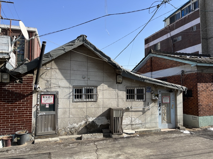 산곡동 87-209번지에 남아 있는 합숙소. ( 사진 = 김샛별 기자 )