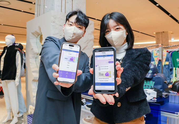 현대백화점 직원이 AI 챗봇 상담 서비스 '젤뽀'를 소개하는 모습. (사진=현대백화점그룹 제공)