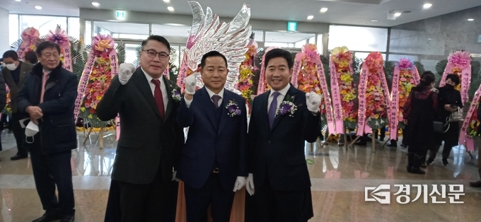 (사진 오른쪽부터)김종술 신임 회장, 송운 이임 회장, 최대호 신임 의장이 화이팅을 하고 있다. (사진=김대성 기자)