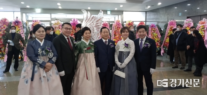 (사진 오른쪽부터)김종술 신임 회장과 배우자, 송운 이임 회장과 배우자, 최대호 신임 의장과 배우자가 본 행사에 앞서 기념촬영을 하고 있다. (사진=김대성 기자) 