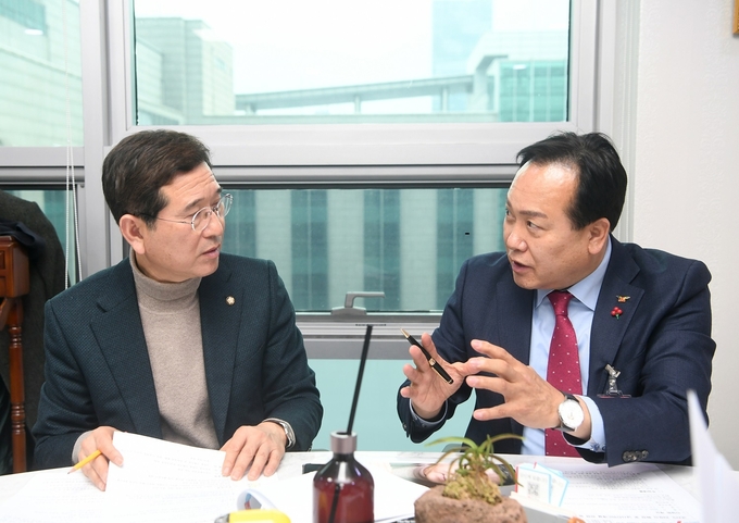 이권재 오산시장이 국토교툥위원인 김학용 국회의원을 만나 교통현안 해결 위한 간담회를 가지고 있다.(사진=오산시 제공)