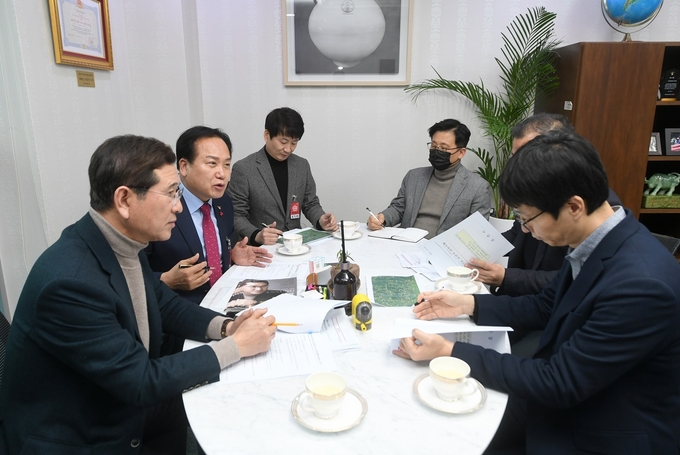 이권재 오산시장을 비롯해 김학용 국회의원(국토교통위원, 안성)과 실무진들이 간담회를 갖고 교통 현안 해결을 위한 논의를 벌이고 있다.(사진=오산시 제공)