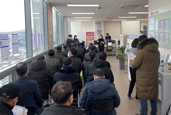 인천 중구 고용센터에서 개최한 '항공일자리 만남의날' 행사에 취업자들이 현장면접을 위해 대기하고 있다. ( 사진 = 중구 제공 )