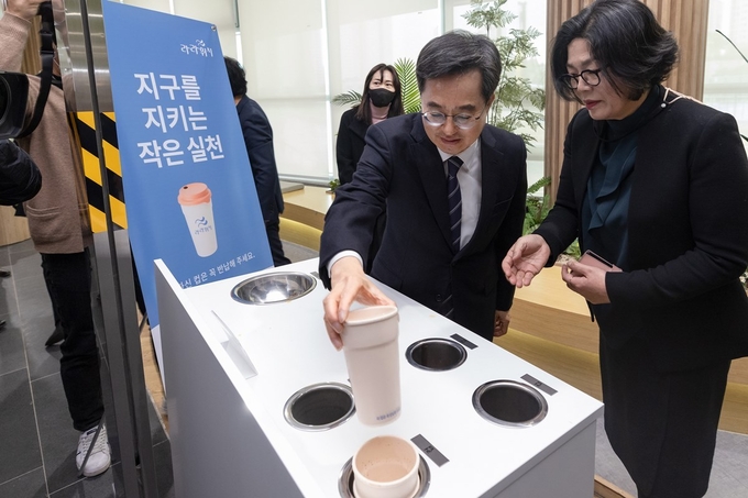 지난해 말 경기도청에서 열린 경기도 일회용 플라스틱 제로 선포식에서 김동연 경기도지사가 사용한 컵을 다회용 컵 수거함에 반납하고 있다. (사진=경기도 제공)