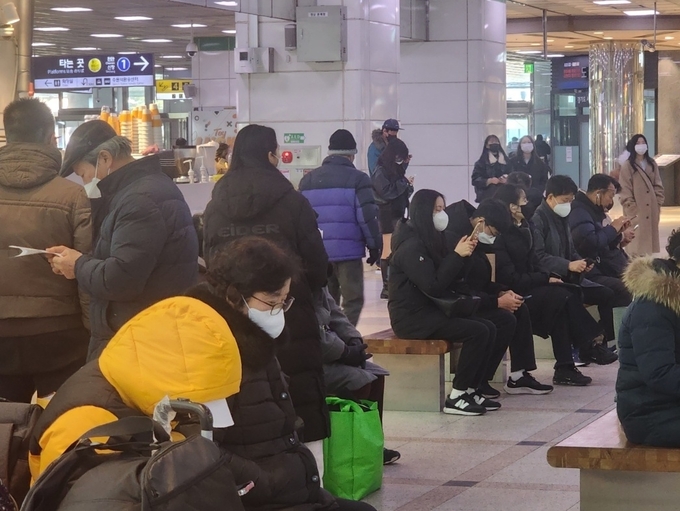  30일 실내 마스크 착용 의무가 해제됐지만 많은 시민들은 여전히 마스크를 착용하고 있다. (사진=박진석 기자)