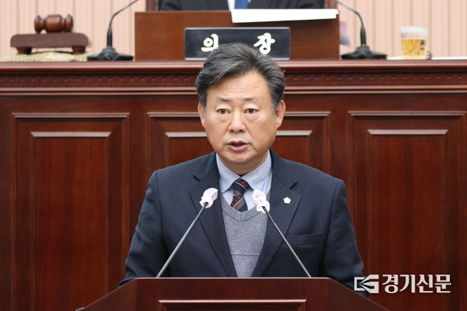 구리시의회는 30일 열린 제321회 임시회에서 '구리세영지역주택조합 인·허가 관련 행정사무조사 특별위원회 권고문안'을 만장일치로 채택했다.. 대표발의한 신동화 의원이 특별위원회 권고사항에 대해 제안 설명을 하고 있다.(사진=구리시 의회 제공) 