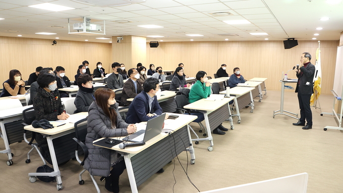 도의회는 지난 30일 도의원 및 사무처 직원을 대상으로 알기쉬운 법령의 이해 특강을 실시했다. (사진=경기도의회 제공)
