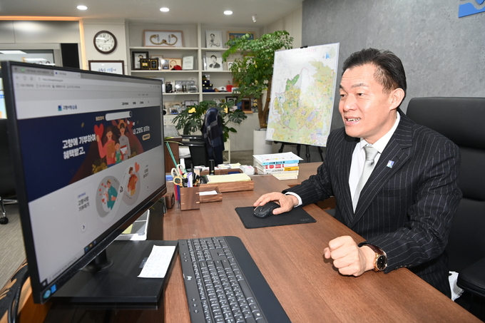 이재준 수원특례시장이 지난 1월11일 집무실에서 고향사랑e음 홈페이지를 통해 고향사랑기부에 참여하고 있다. (사진=수원시 제공)