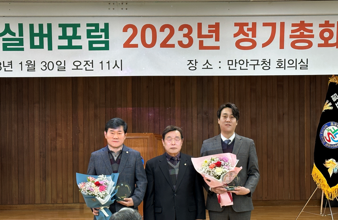 안양시의회 박준모 총무경제위원장(오른쪽)과 정완기 의원(왼쪽)이 한기영 대표로부터 표창을 받고 기념사진을 찍고 있다.(사진=안양시의회 제공)