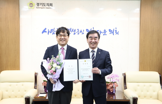 경기도의회 첫 개방형 사무처장인 김종석 사무처장이 31일 염종현 의장에게 임용장을 받았다. (사진=경기도의회 제공)