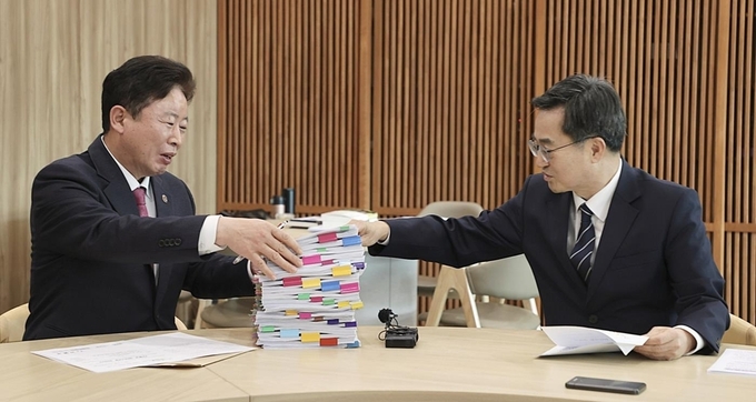 서태원 가평군수가 31일 오후 경기도를 방문, 김동연 도지사에게 민선 8기 현안 관련 자료를 보여주고 있다.(사진=가평군 제공)