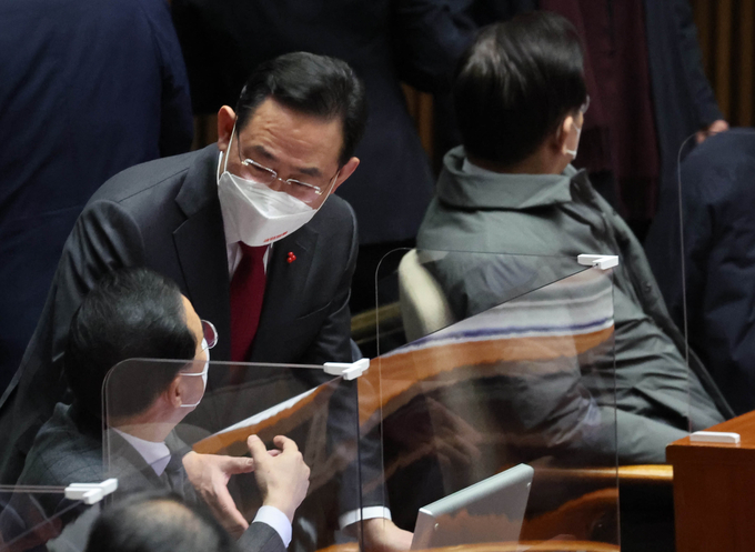 국민의힘 주호영 원내대표와 더불어민주당 박홍근 원내대표가 23일 밤 국회 본회의에서 대화하고 있다. (사진=연합뉴스/자료사진)