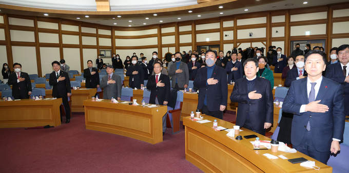  21일 오전 서울 여의도 국회 의원회관에서 열린 국민의힘 '국민공감' 2차 공부 모임에서 정진석 비상대책위원장, 김기현 의원, 장제원 의원, 이철규 의원 등 참석자들이 국기에 대한 경례를 하고 있다. (사진=연합뉴스)